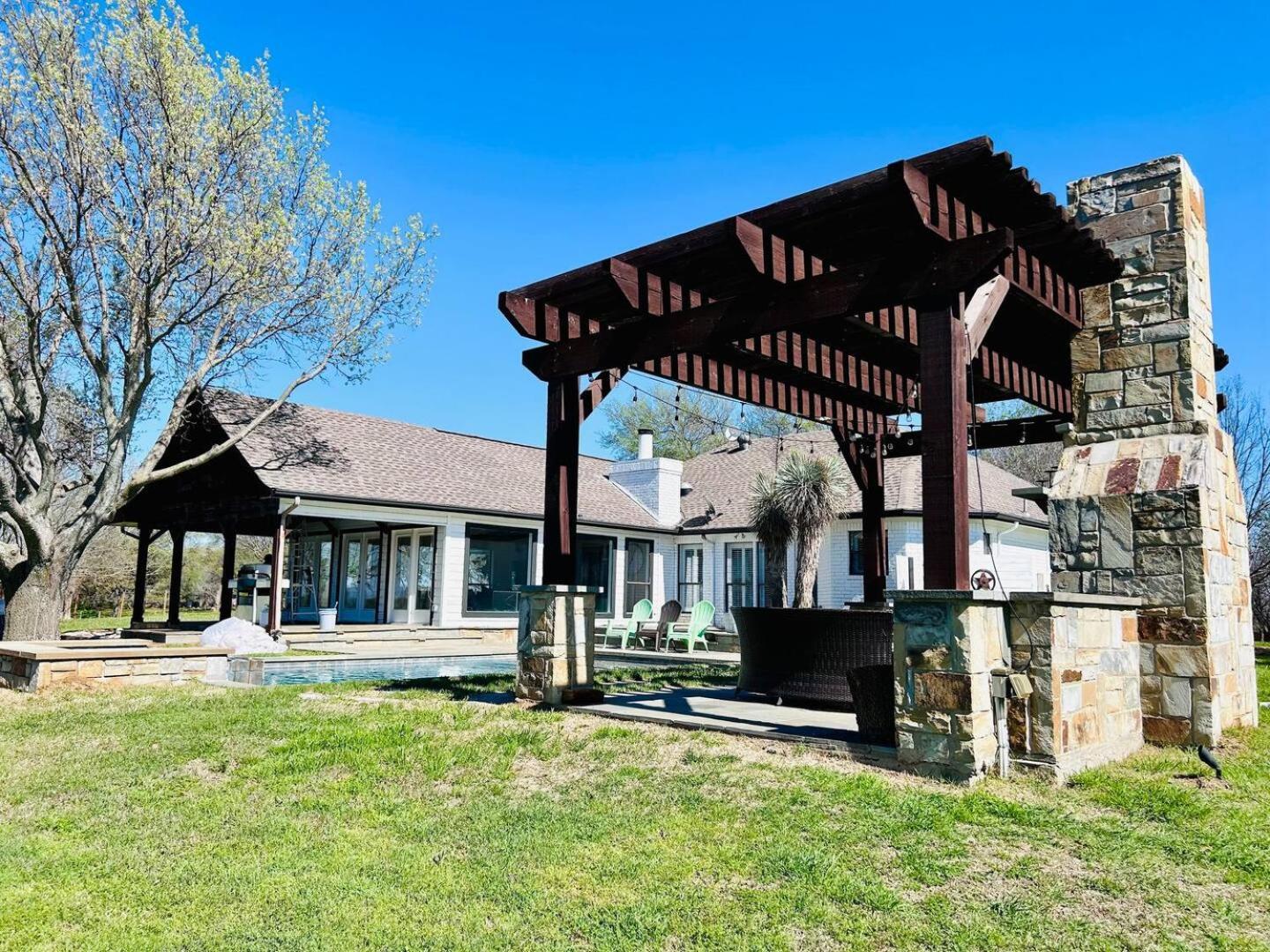 Beautiful Farmhouse W/ Pool On 6 Acres Ranch Aubrey Bagian luar foto